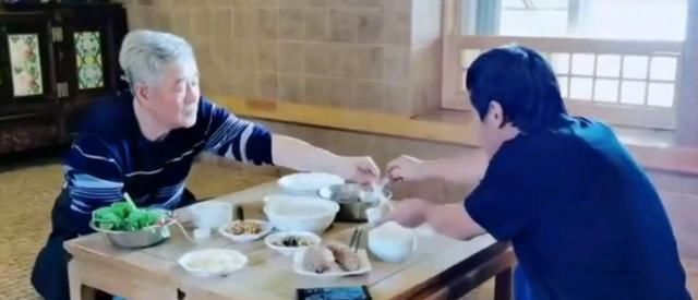 宋小宝到赵本山家吃饭师父给他全身消毒炕真漂亮坐上吃饭真舒服