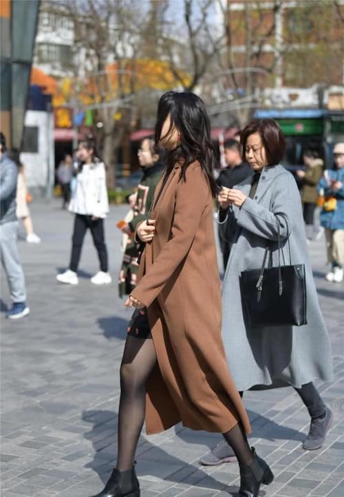  「位美女选择一」春季的风衣不只是保暖作用，还会搭配风度感觉，衬托气质