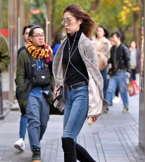  #美女#养眼女神街拍：面带笑容的美女，一条黑色的连衣裙，清新靓丽迷人