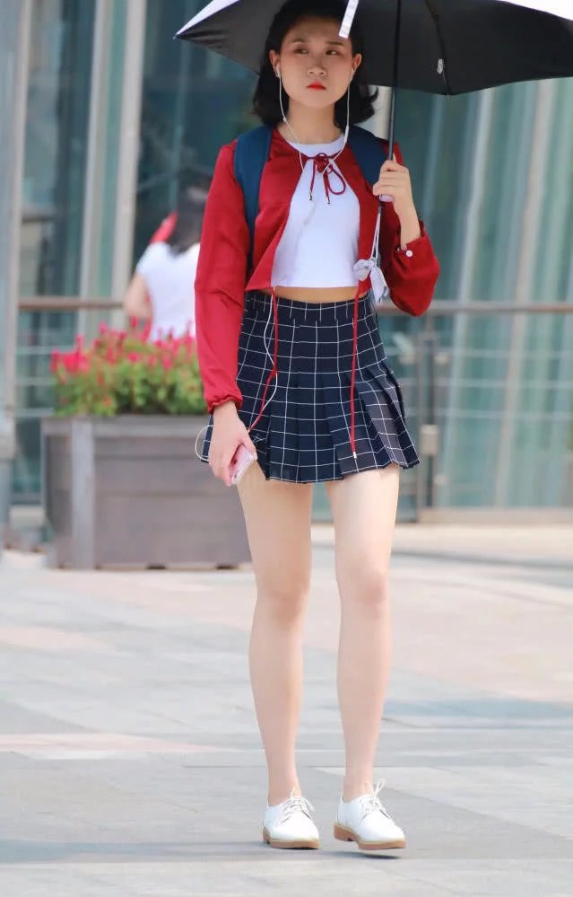 甜美小姐姐修身穿搭尽显丰腴体态，肉肉的美腿给人一种珠圆玉润的