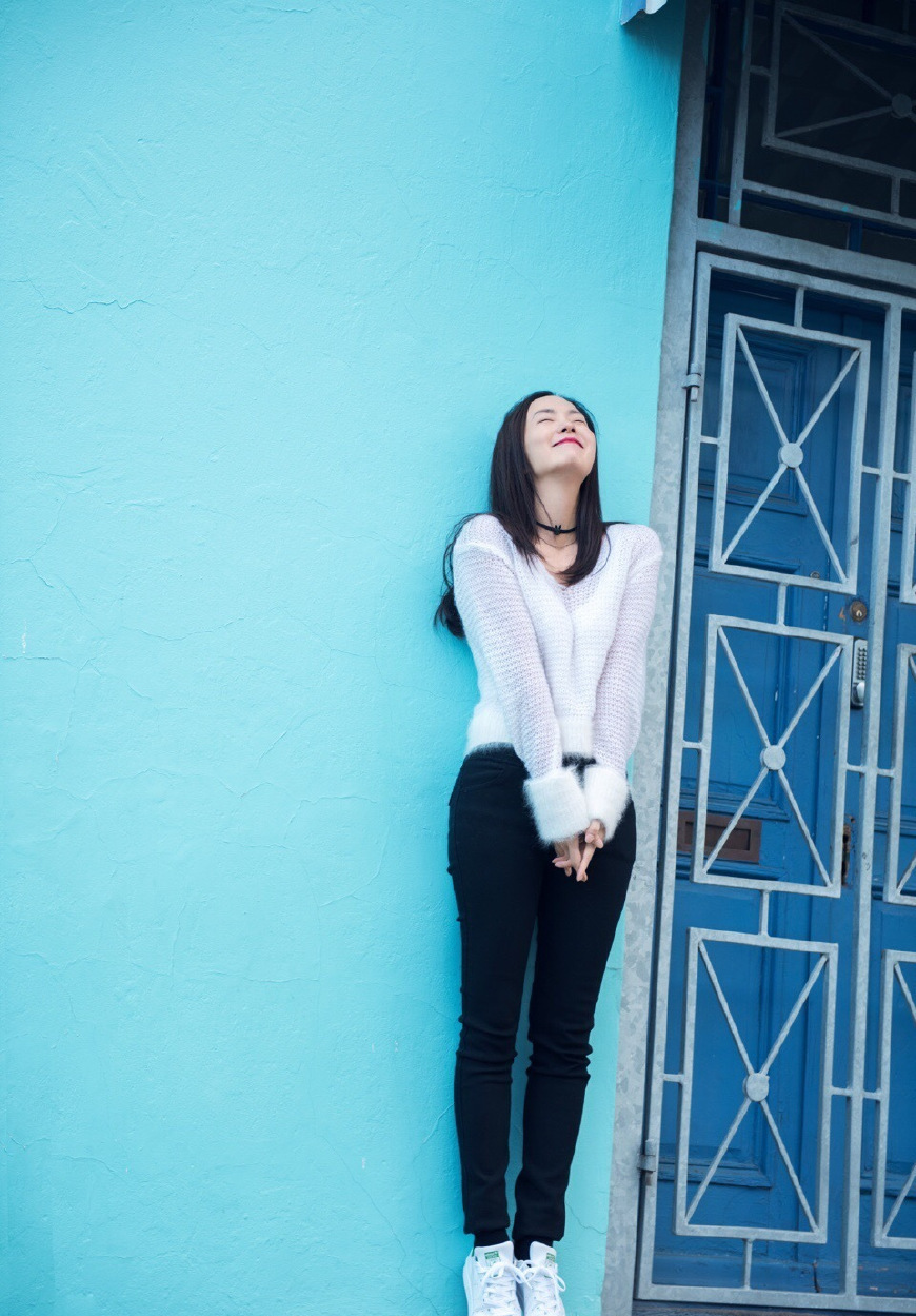 被46岁陶虹美到了！一袭黑色鱼尾裙优雅时尚，网友：气质不减当年