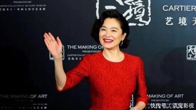 『 优雅』红裙难掩身材发福,这才是65岁的真实模样,林青霞真的“老了”