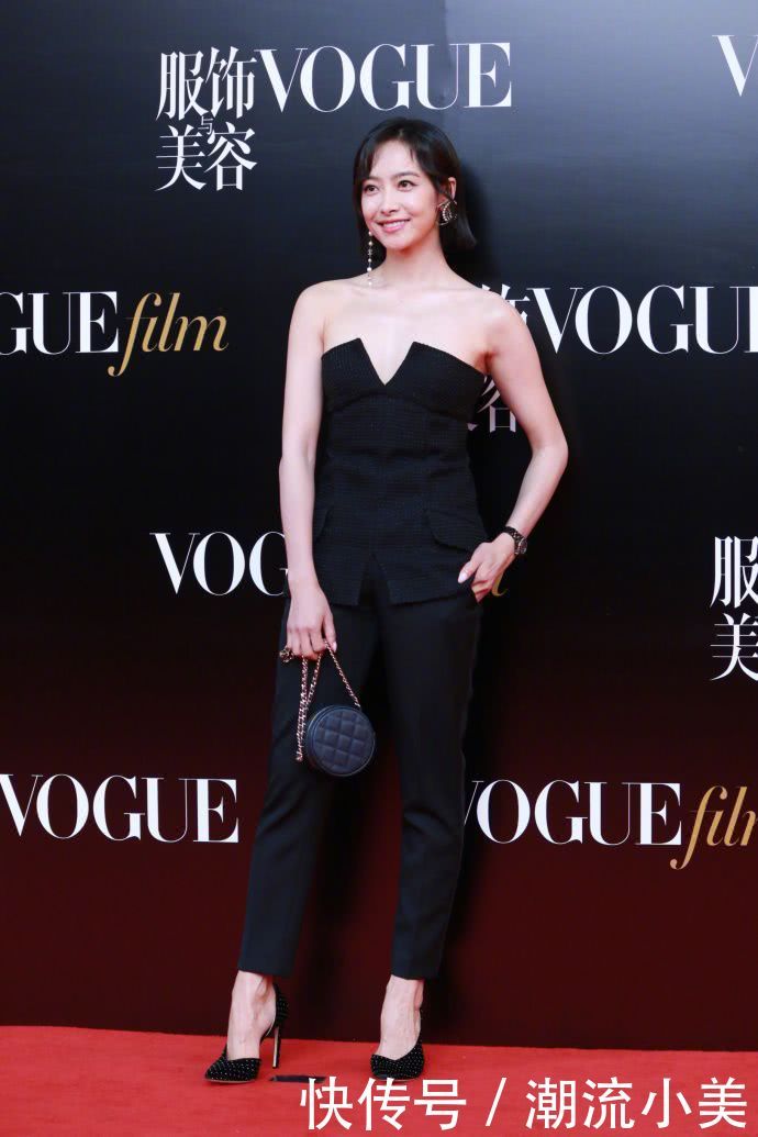 宋茜胆真大，挑战盔甲皮衣耍性感，网友：撑不起来好尴尬！