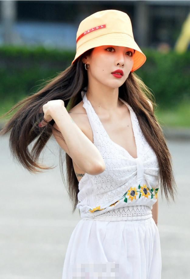 被金泫雅美晕了!白裙竟也能穿出性感风，“小野马”果真不是虚名