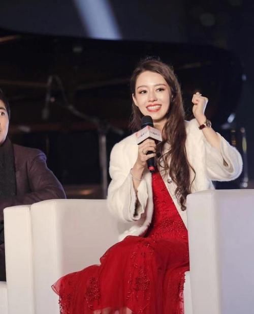  裙携：吉娜终于不穿针织衫，穿金色刺绣裙携夫亮相，丝袜配鱼嘴鞋太土气
