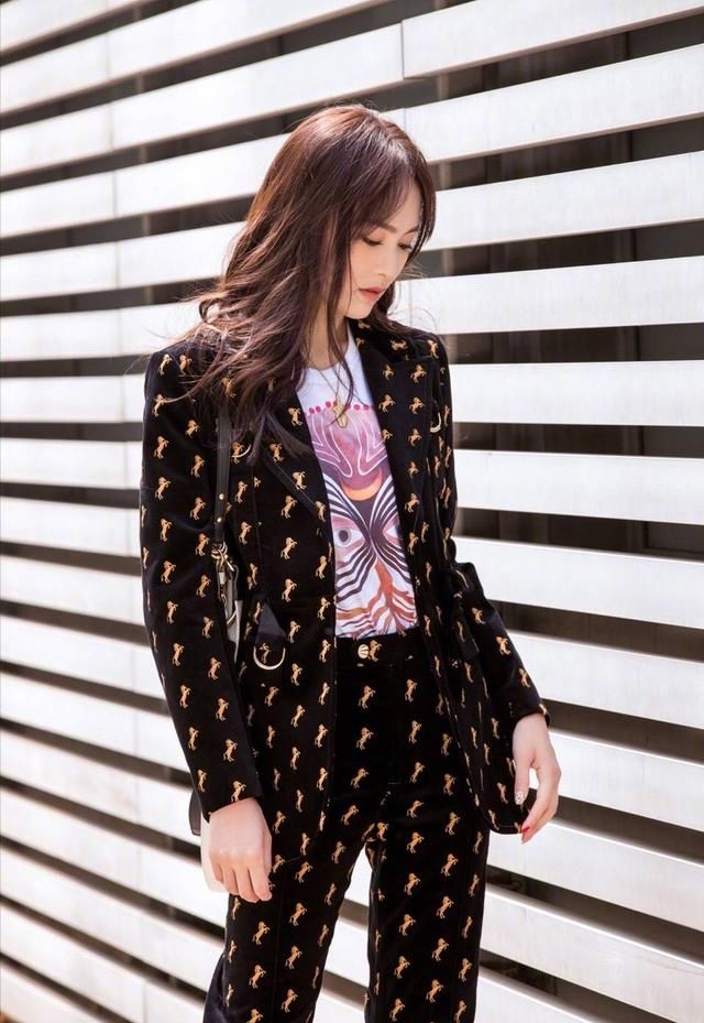 唐嫣白衬衫搭背带裙清新阳光，剪了短发的她活脱脱的十八岁!