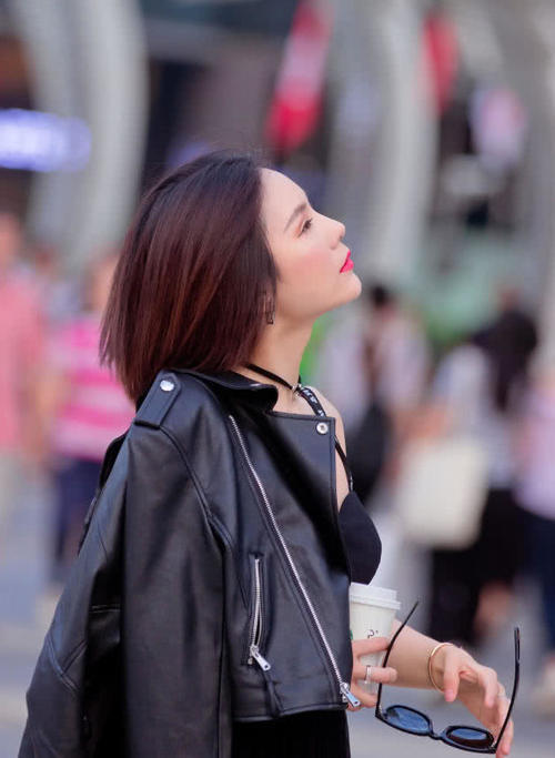 时尚辣妈穿吊带裙勾勒凹凸有致的身材曲线，很吸睛