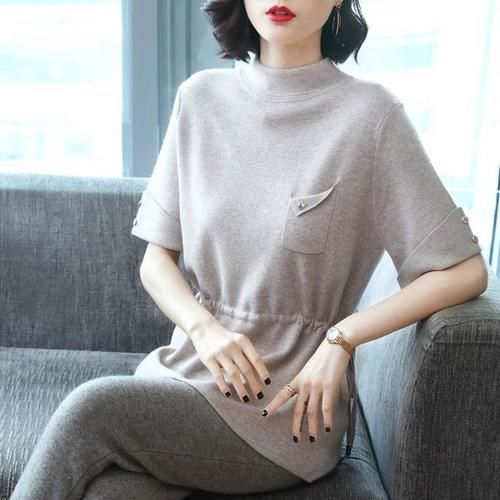  『穿搭』上身胖的女人春季衣服别瞎穿，遮肚衫+九分裤，唯美CP谁穿谁瘦美