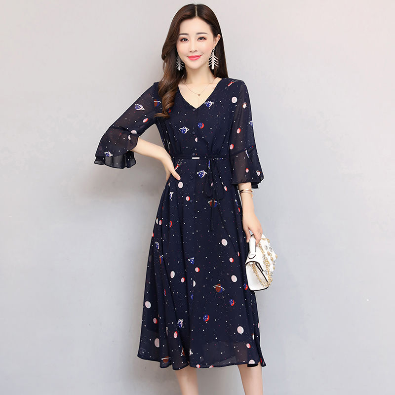 太美腻!50岁老妈出门逛街穿款“印花”美裙，连年轻人都盯着看