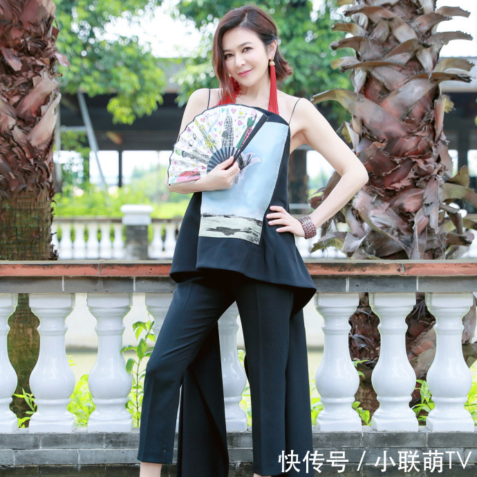 有「香江第一美人」之称！ 55岁大美人关之琳青春不老时尚穿搭