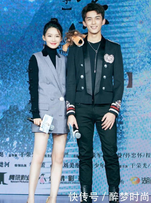 李沁这造型，手臂上都是蝴蝶结，难怪和吴磊站在一起像同龄人！