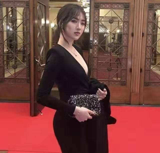 [ 姚安娜]颜值不输孟晚舟，一袭吊带长裙惊艳众人！，华为最美“千金”不姓任
