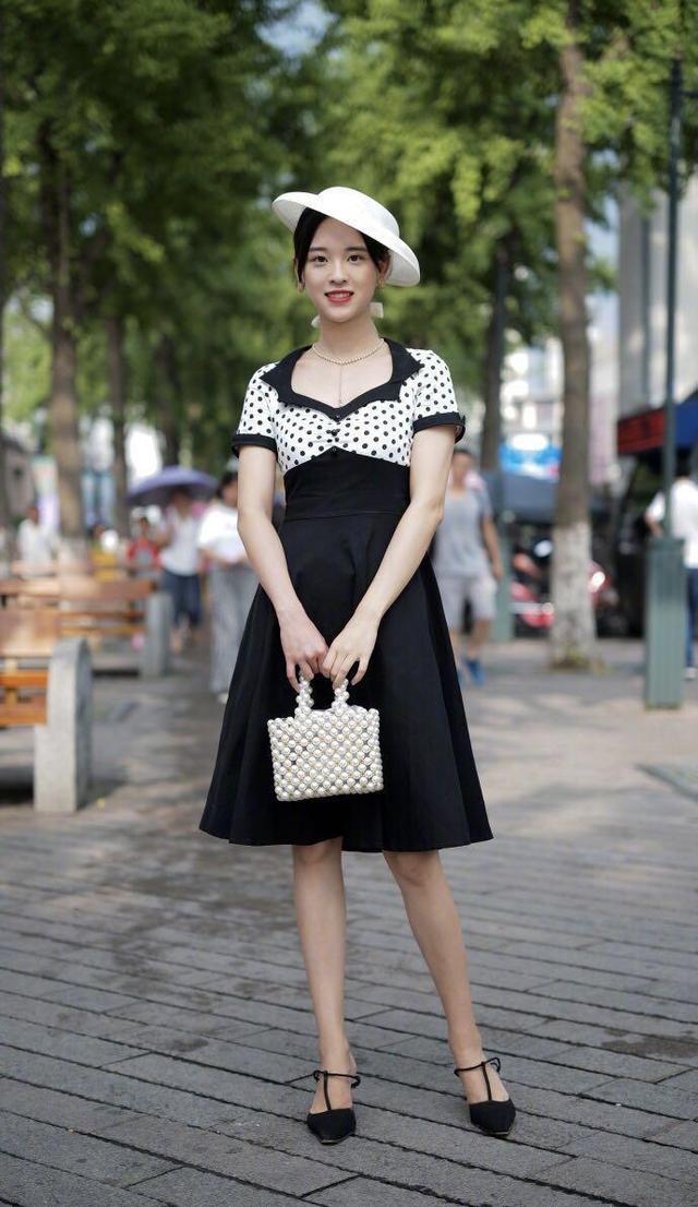 偶遇美女，纯真靓丽打扮整洁，真是美如画！