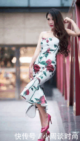 街拍:紧身裤可以衬托出美女迷人身材,更能呈现女性优雅魅力!!