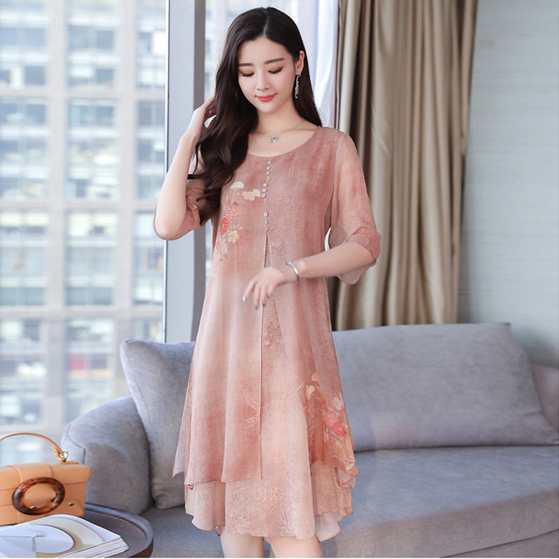 我55岁我承认，但没人敢叫大妈!就因穿这香云纱裙，美嫩20岁