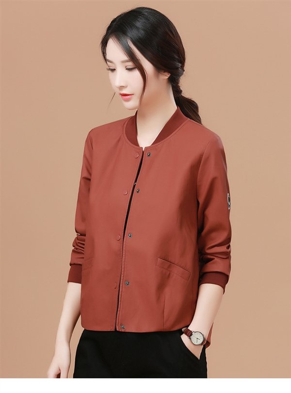 等我发工资了，一定要买这件“皮衣外套”，十件风衣都抵不上它美