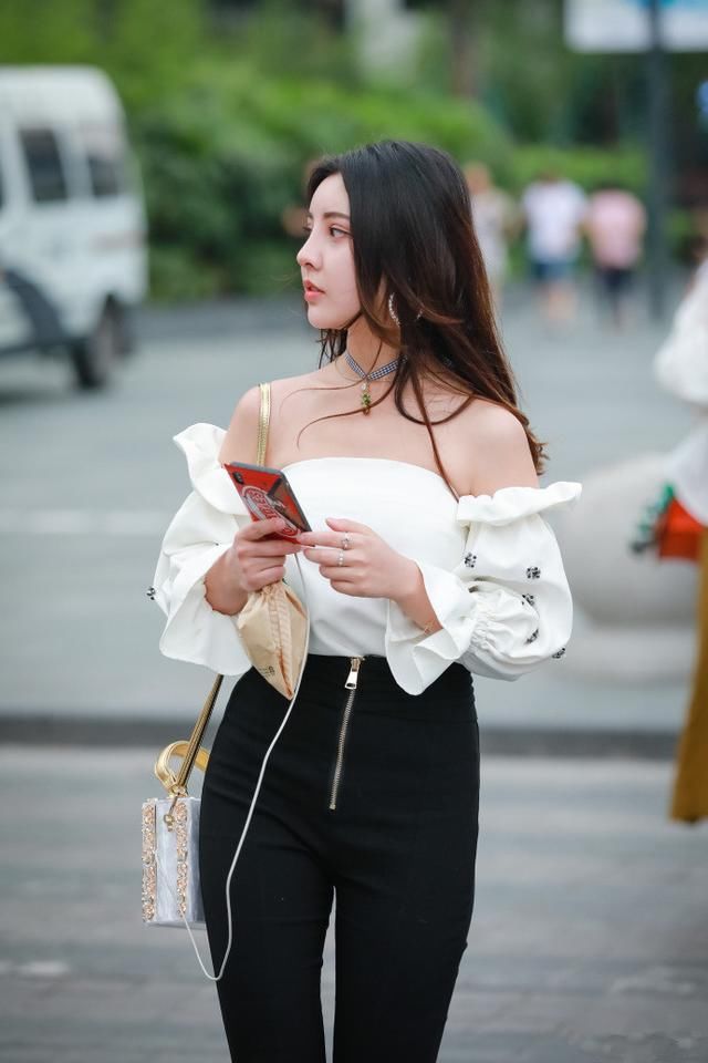 街拍,街头的女孩们穿衣时尚又有气质,个个都有女神范!