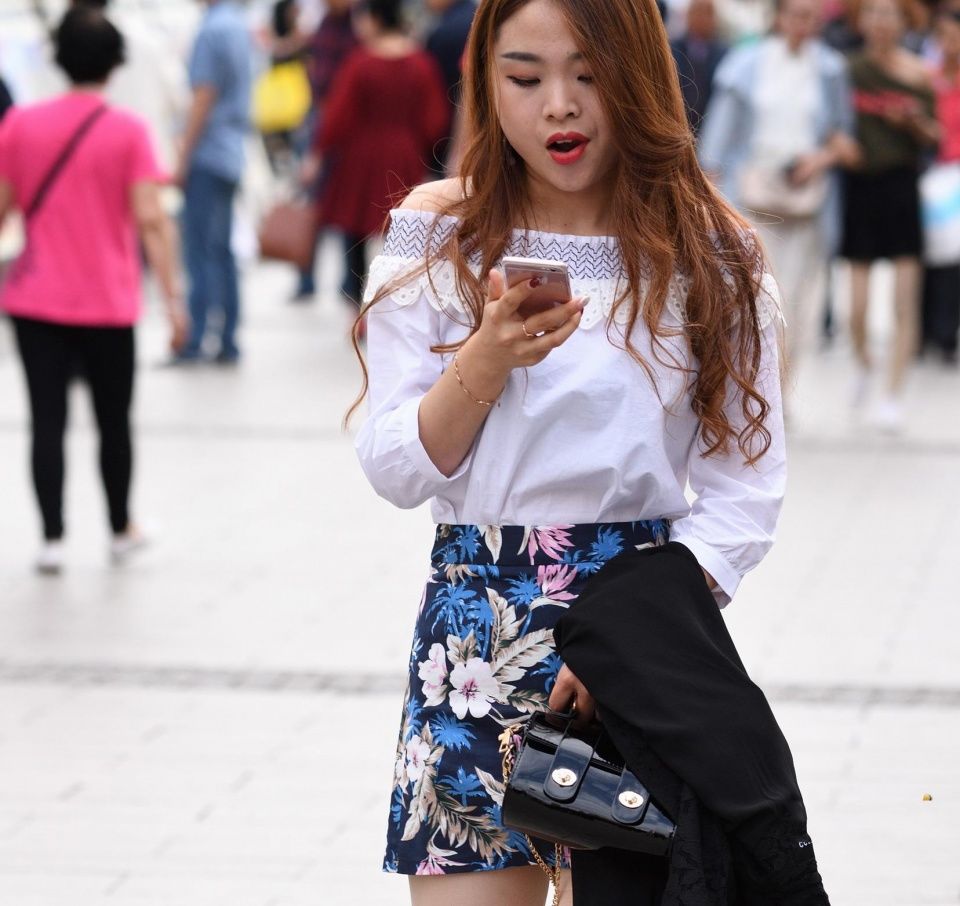 街拍：婴儿肥小女神一字露肩装可爱呆萌，只顾玩手机忽略很多风景