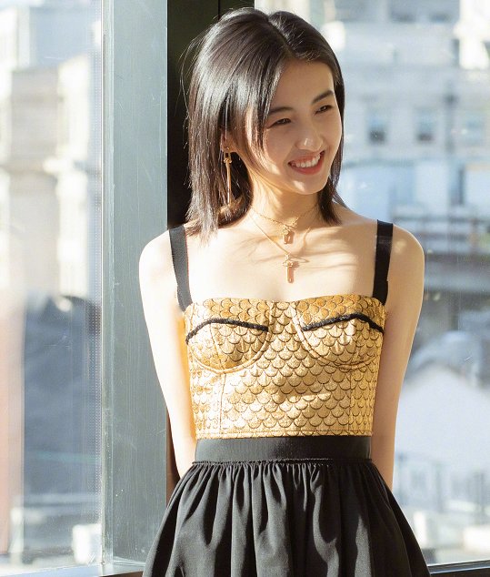 张子枫国庆节出去旅行,回家后熬夜补作业,黑眼圈既好笑又心疼!