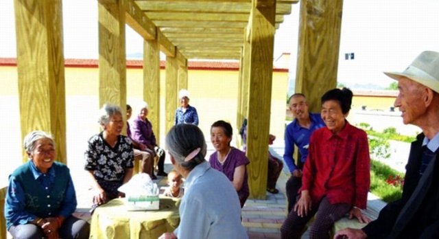 不去养老院，也不和子女住一起，越来越多老人选择“新型养老”！