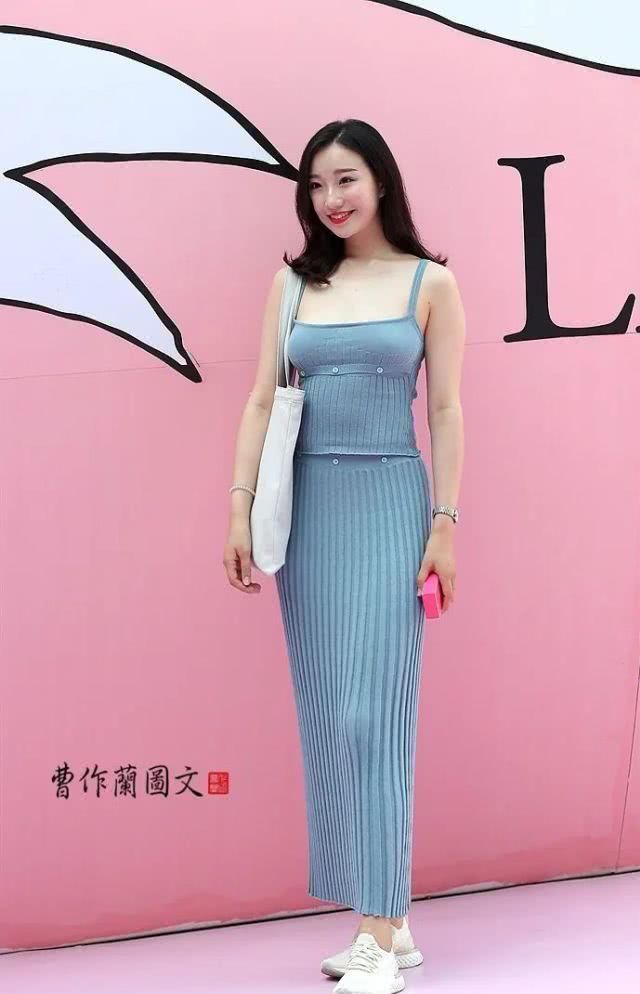  #還是#时尚街拍：包身裙漂亮美女，除开身型，還是身型