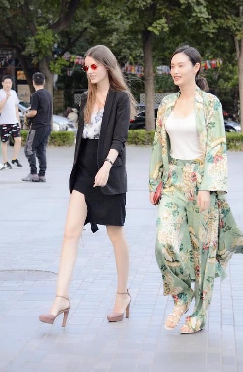 北京街拍：时尚街区的这些女孩有气质又有范，你最欣赏哪一位？