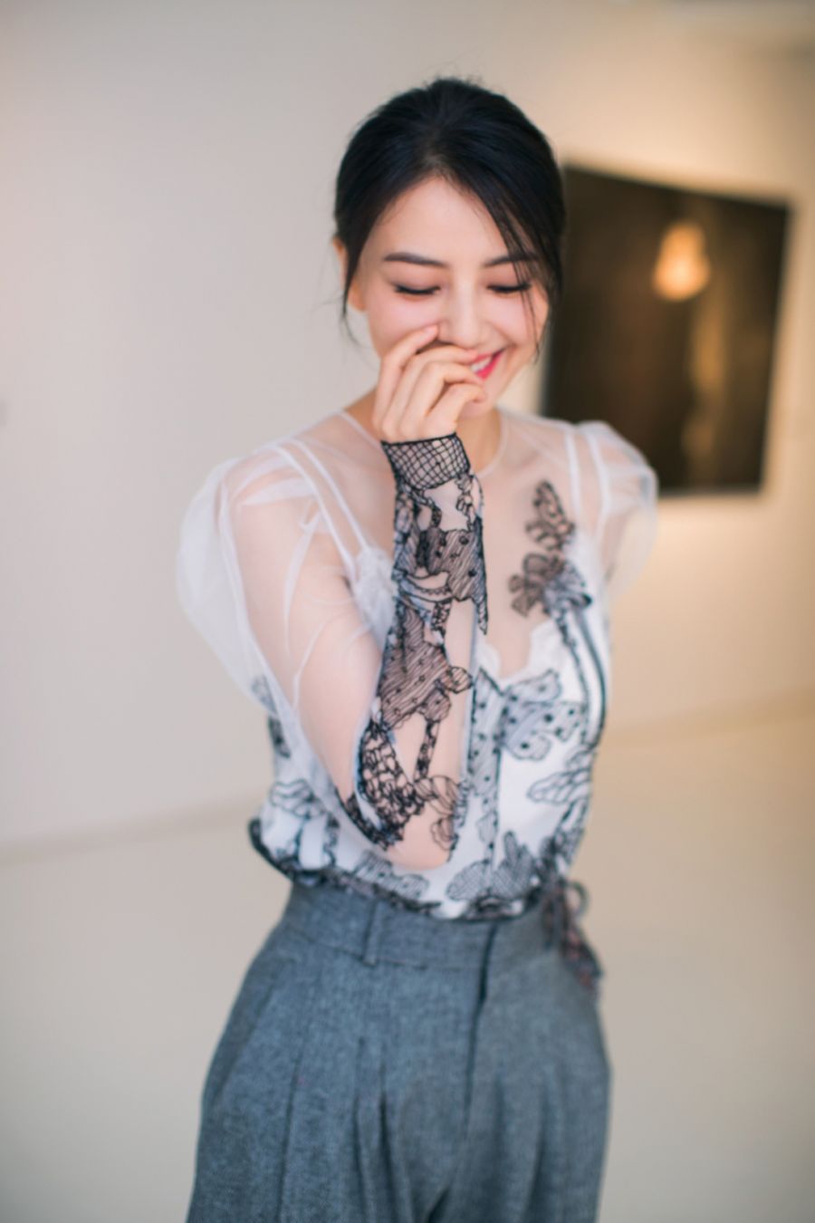 高圆圆:镂空上衣配大脚裤，高贵优雅