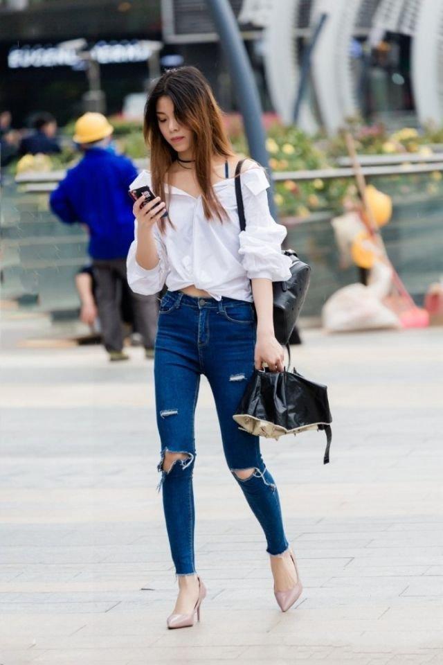 都是穿紧身牛仔裤, 但差距却一目了然