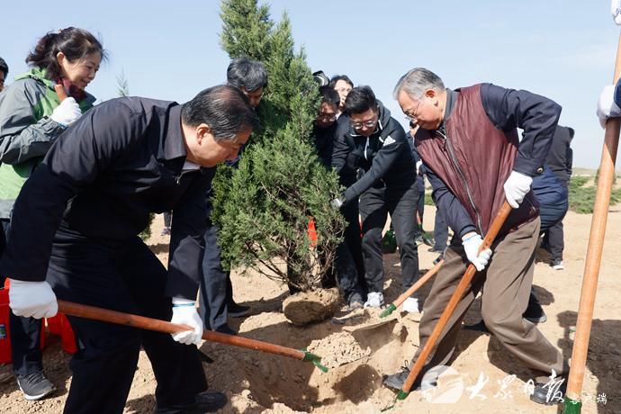  「济南」军地领导在济参加义务植树活动