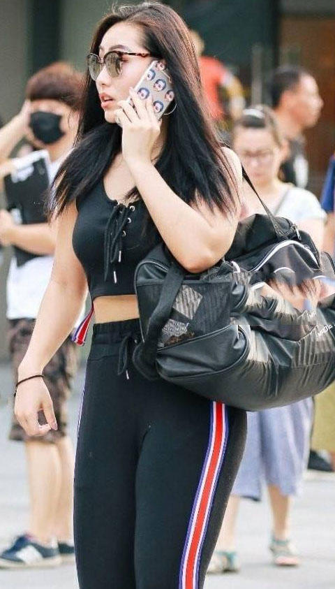 36岁大妈也能穿出小清新的效果，紧身装秀出好身材