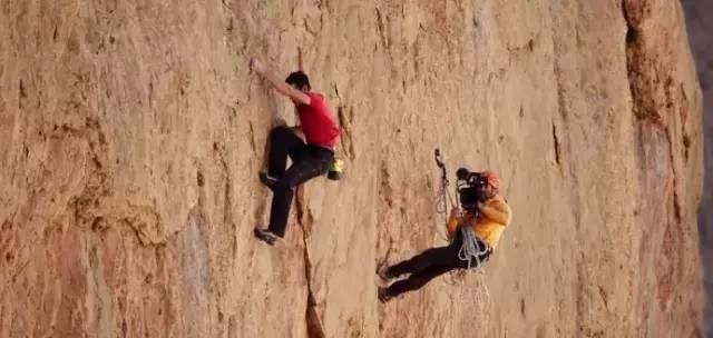 难度堪比登月！他徒手无保护爬上914米峭壁，恐高症患者最好别看