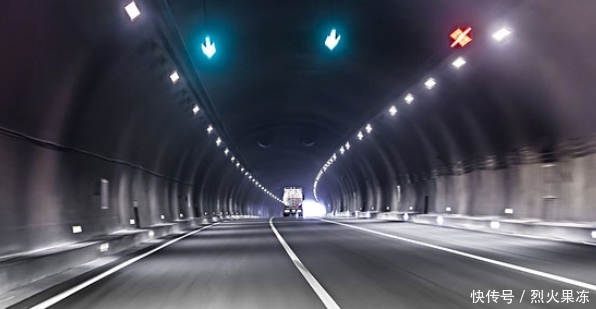  「高速」高速隧道口的“新标志”，交警：看不懂的很危险，春节