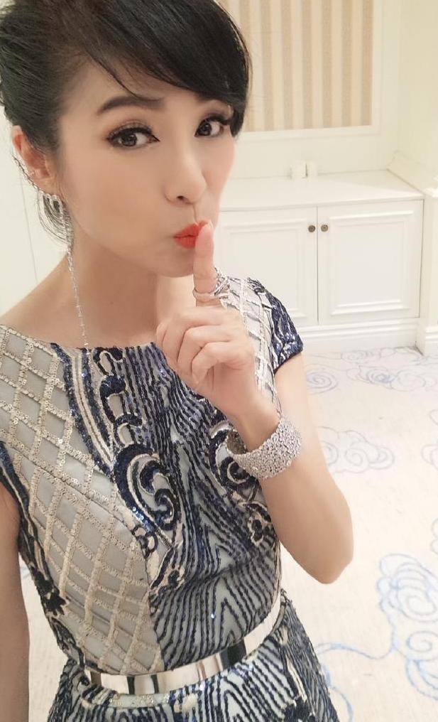 米雪真过分！只穿一件镂空针织衫现身，网友：她真的63岁了吗？