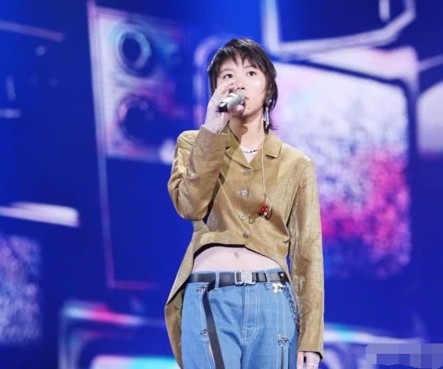 窦靖童太有个性了！竟在裤子上安了14个机关，随时秀腿的节奏？