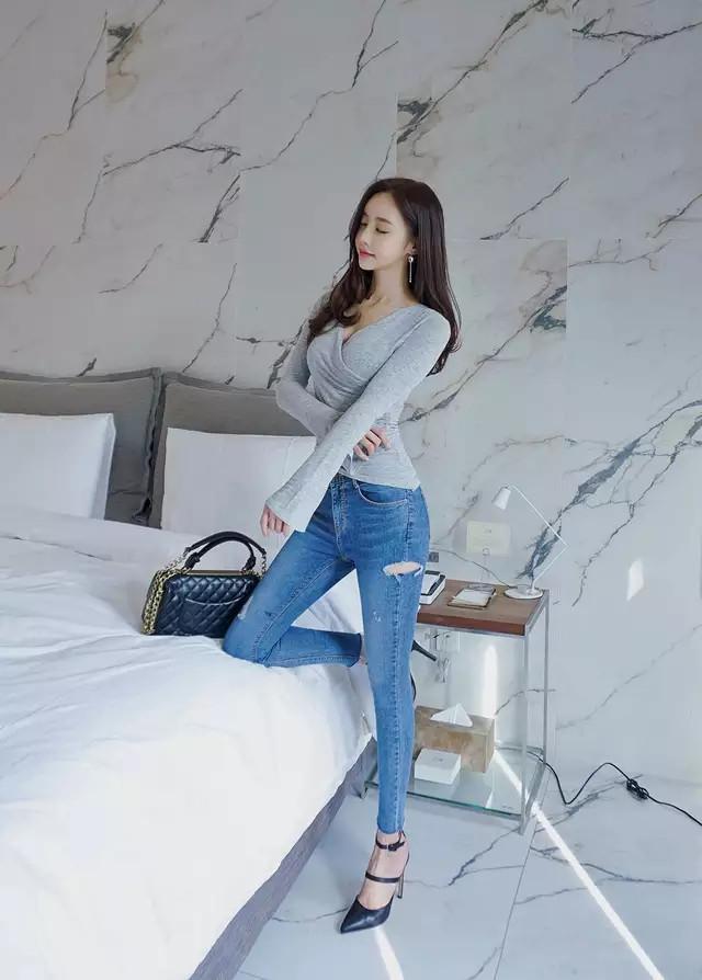 街拍：身姿曼妙的牛仔裤美女，穿出优雅的迷人气质，女人味十足！