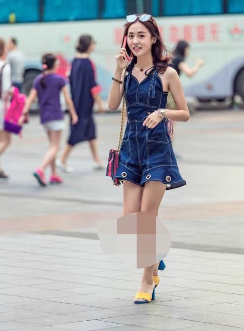 路人街拍，小姐姐一身黑色的连衣裙，白皙的皮肤格外的妩媚动人