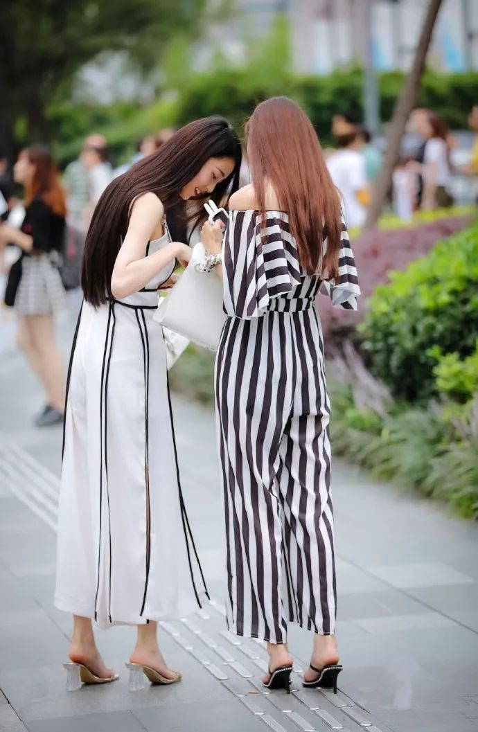 美女街拍:成熟高挑挺拔美女，高冷性感或甜美火辣你更喜欢哪种?