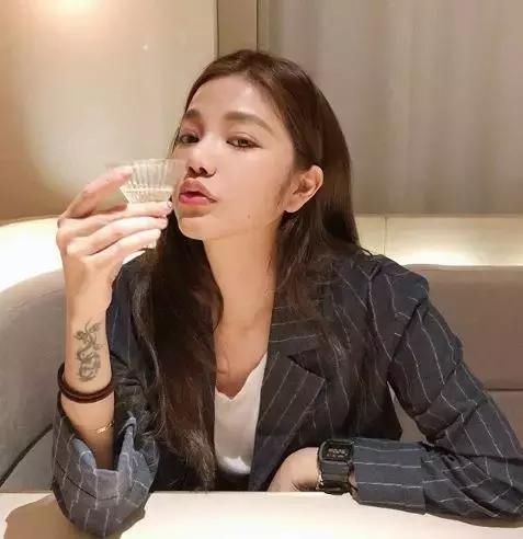 42岁冻龄“阿姨”颜值吊打未成年，“美少女”究竟吃了什么仙丹？