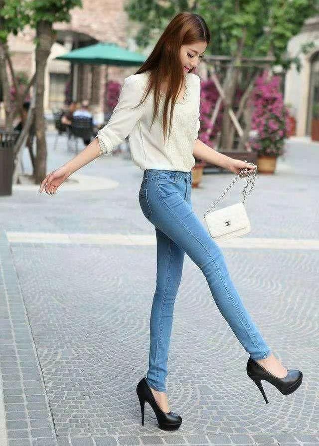紧身牛仔裤秀出美女，轻松拥有十足的女神范儿