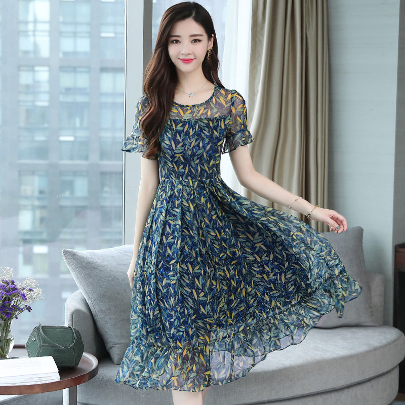 女人过了53岁，一定要打扮!穿精致连衣裙，显白皙，美女范十足