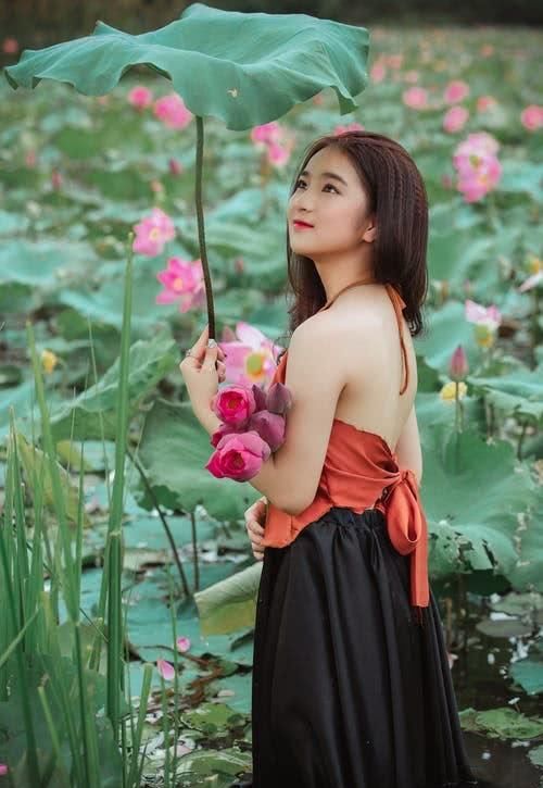  「女性」初恋系穿搭，一种另类的时尚，网友直呼：真是清纯惹人爱