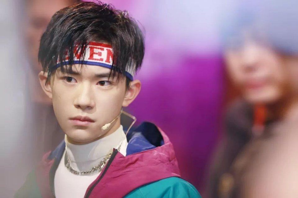 易烊千玺火到国外，带猫咪拍广告，一身潮装让韩国机场都瘫痪了!