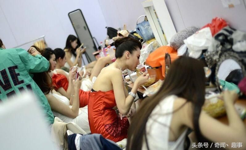 后台“疲惫不堪”的女模特们