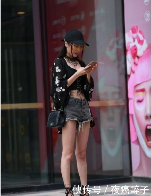 「 粉色」凸显完美曲线,尽显女人成熟的气息,街拍:图1穿粉色吊带连衣裙