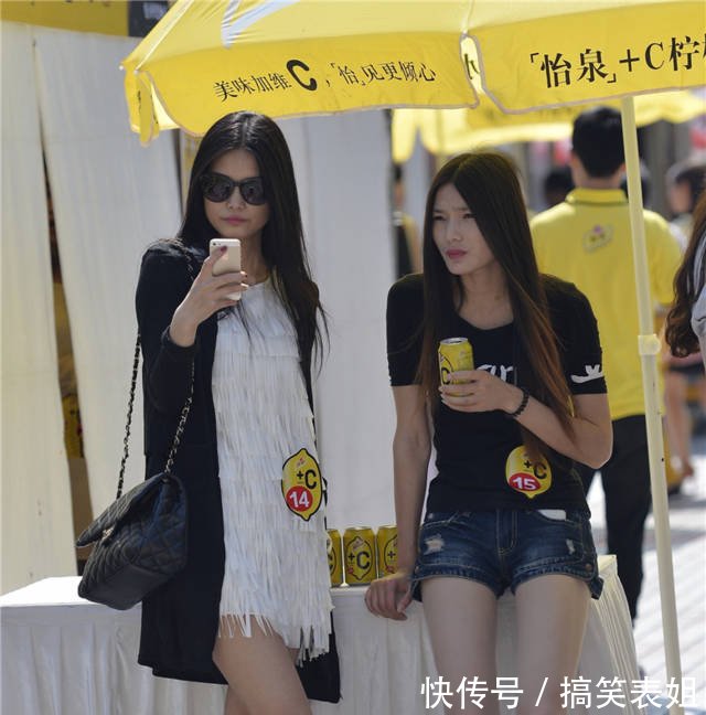 街拍大热天做活动的丝袜美女，这大长腿搭配黑色高跟鞋简直绝了