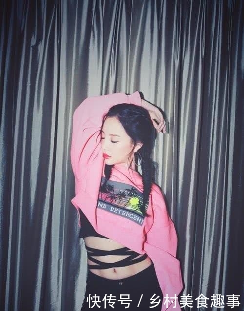 「家都觉得关」李小璐关晓彤撞衫!清纯还是网红一目了然,现在才知道性感多重要