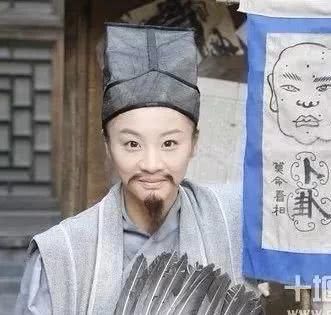  「双鞋」“小白鞋”不受宠了，今年流行这4双鞋配阔腿裤，时髦显瘦又显高