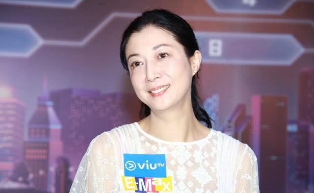 「气质」吴绮莉气质太好了,穿“豆腐衫”随性大气,快50岁穿短裤秀少女腿