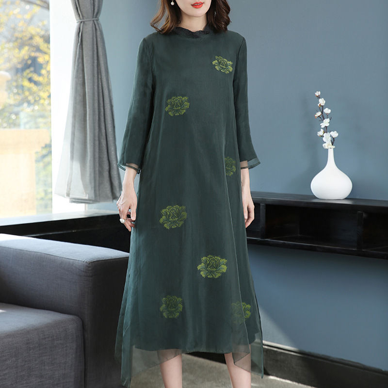 立秋到了，瞧瞧刚刚上新的连衣裙，独特迷人，上身白嫩漂亮飞起来