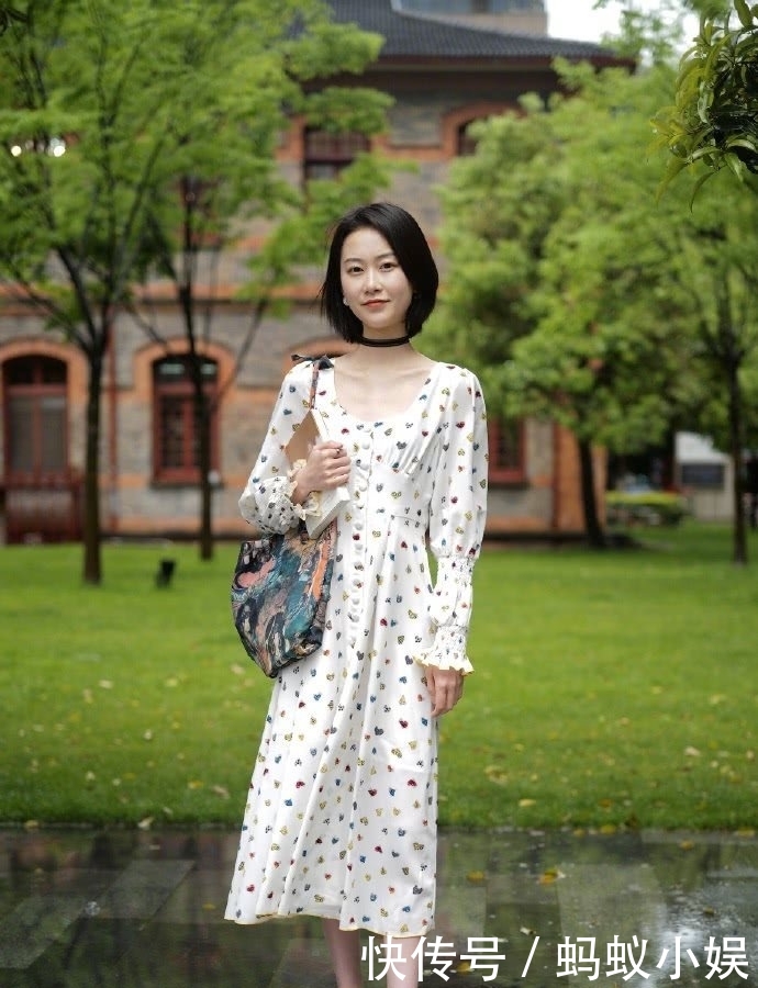  「美女」街拍美女时尚有型的小姐姐，飘逸的连衣裙，彰显女神的气质